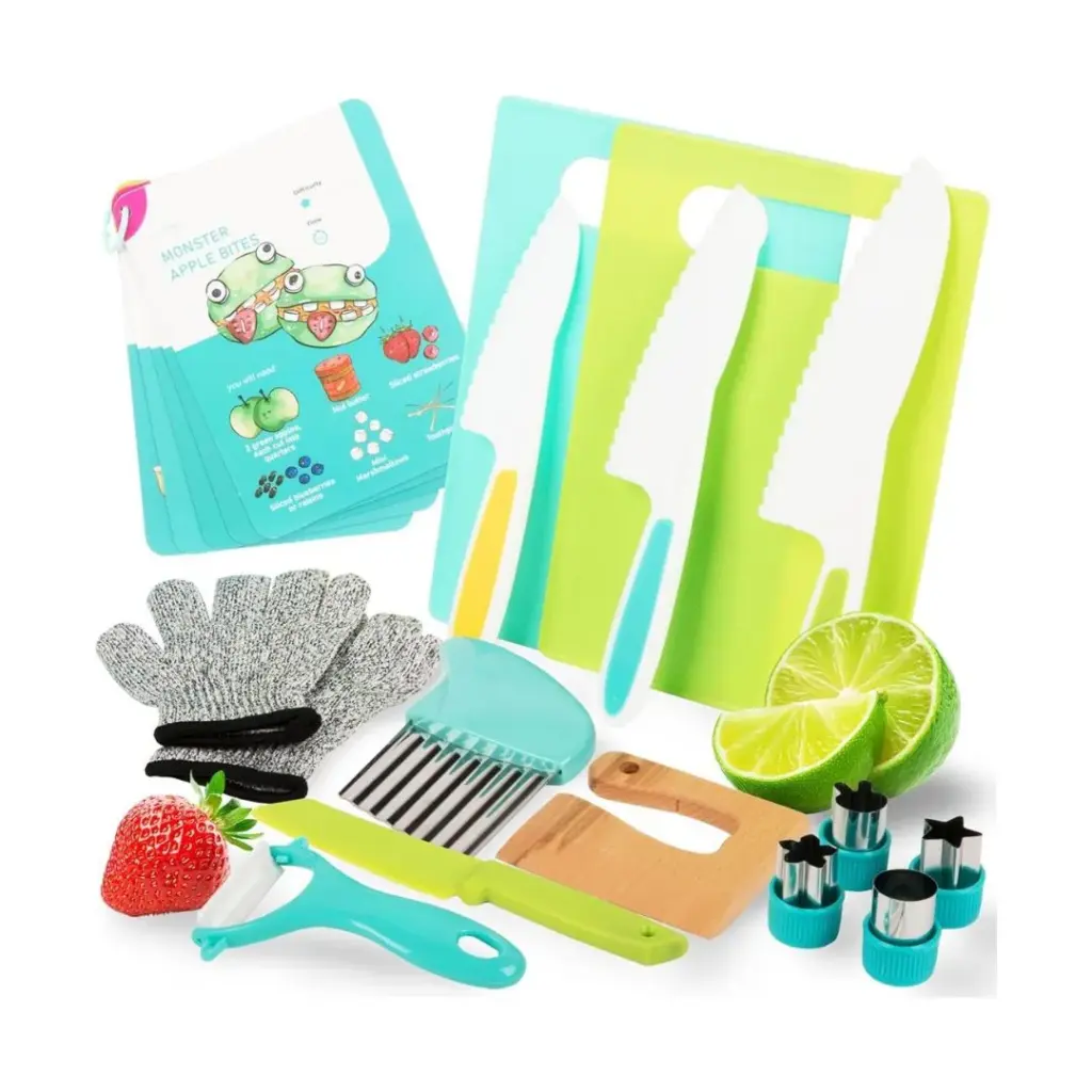 Set Mini Chef uključuje karticu s receptima, daske za rezanje, bijele i zelene noževe, zaštitne rukavice, polovicu limete, gulilicu za jagode, rezač, alate za voće i male rezače u obliku voća u živopisnom zaslonu. Savršen je za ambiciozne kuhare koji uživaju u kuhanju.