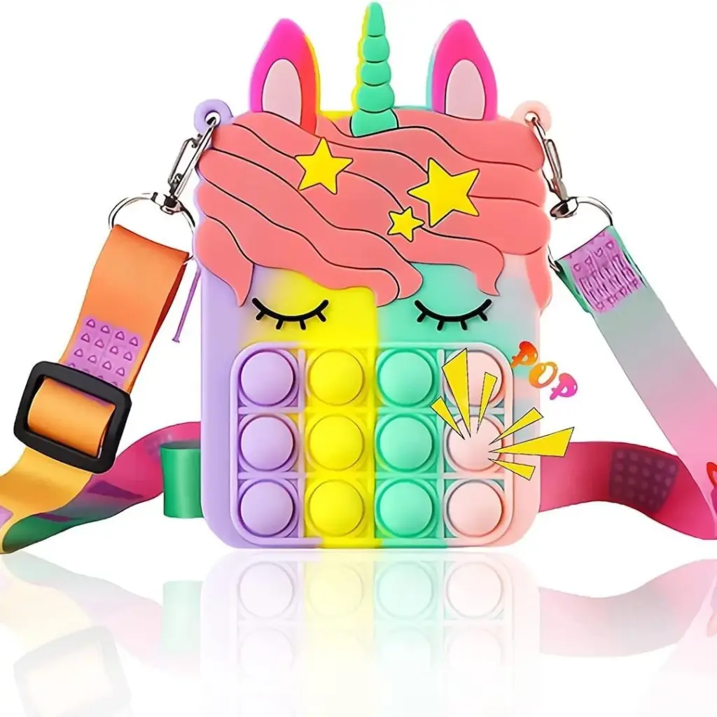 Mavrična Torbica "Unicorn" je elegantna in praktična pop-it torbica na temo samoroga z roza grivo, rumenimi zvezdicami, zaspanimi očmi, zelenim rogom, okroglimi pop-it mehurčki in snemljivim mavričnim trakom.