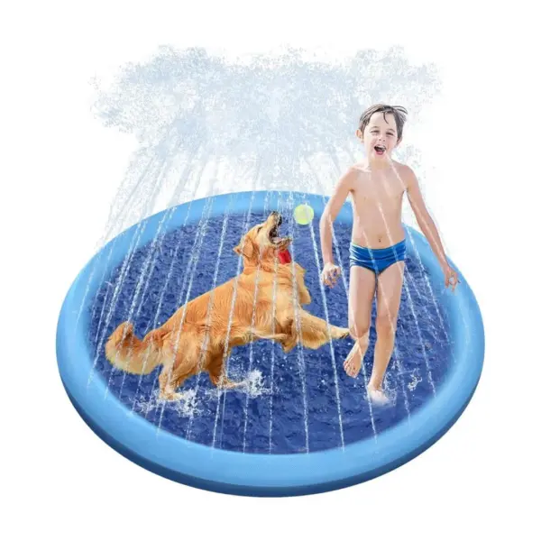 Nasmejani otrok v modrih kopalkah in zlati prinašalec se norčujeta na ploščadi SplashJoy – Fontana za Pasje Čofotanje, okoli njih prši voda, medtem ko pes v zraku skače za teniško žogico.