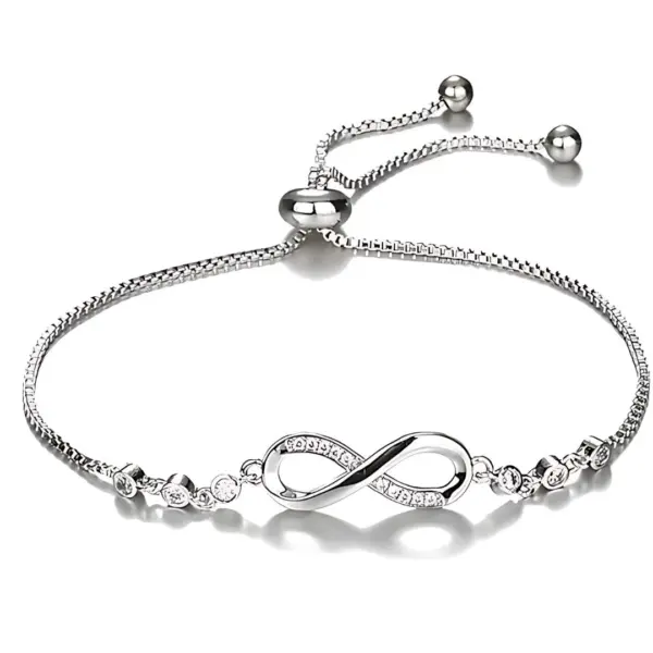 Srebrna narukvica Beskonačne Ljubavi s motivom povezanosti na bijeloj pozadini