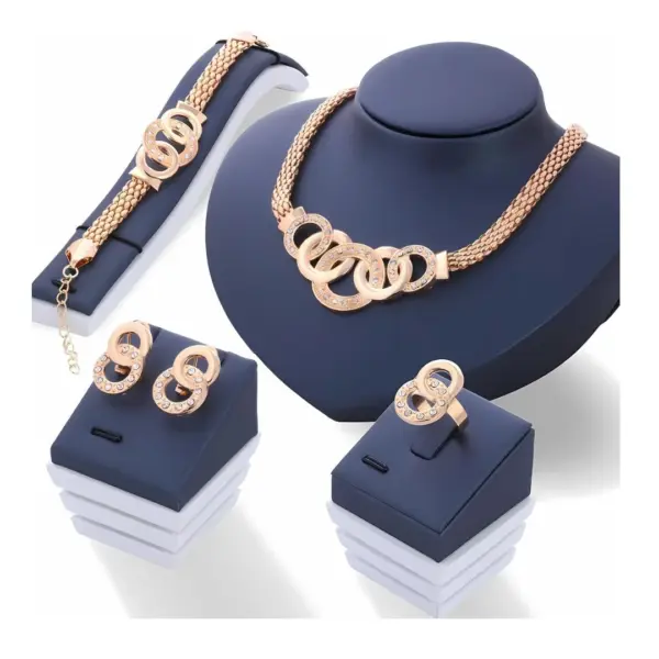 Cjelovit komplet nakita Lunaria s elegantnom zlatnom ogrlicom sa tri povezana kruga i sjajnim kristalima.